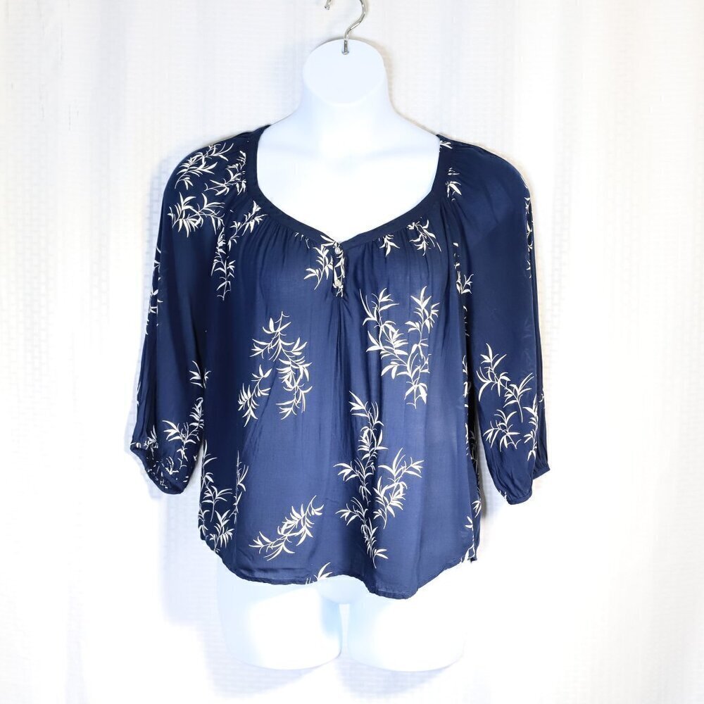 J.C. Penney Size PXL Blue/white bamboo leaves vneck lightweight blouse